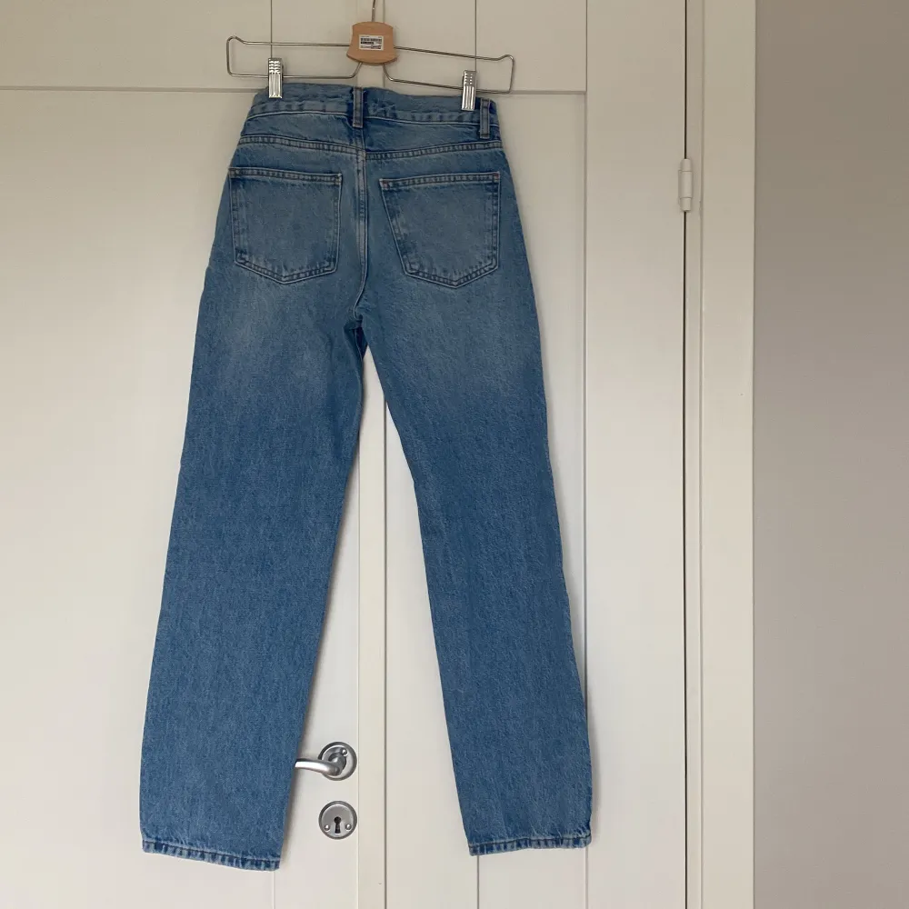 Ljusa jeans från Gina Tricot. Modell raka. Oanvända. Storlek 32. . Jeans & Byxor.