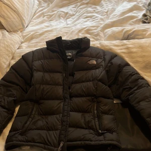 The north face jacka - Svart jacka, storlek L. Men skulle säga mer som en M storleksmässigt