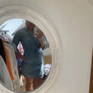 Tommy klänning - Klänning i jeansliknande material från Tommy hilfiger. Perfekt till sommaren då den inte är för varm!! Nypris runt 1200kr. Ingen syn på använding