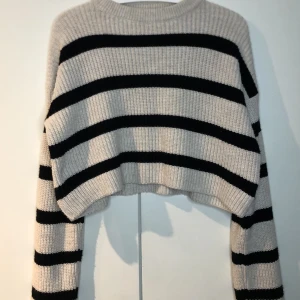 Stickad cropad tröja - - Mycket bra skick  - Säljer för det var en present och croptops är inte min grej