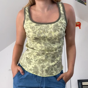 Fint bohemiskt linne - Ett grönt linne i lite bohemiskt mönster. Står storlek 40/42 men jag skulle nog säga en medium! 