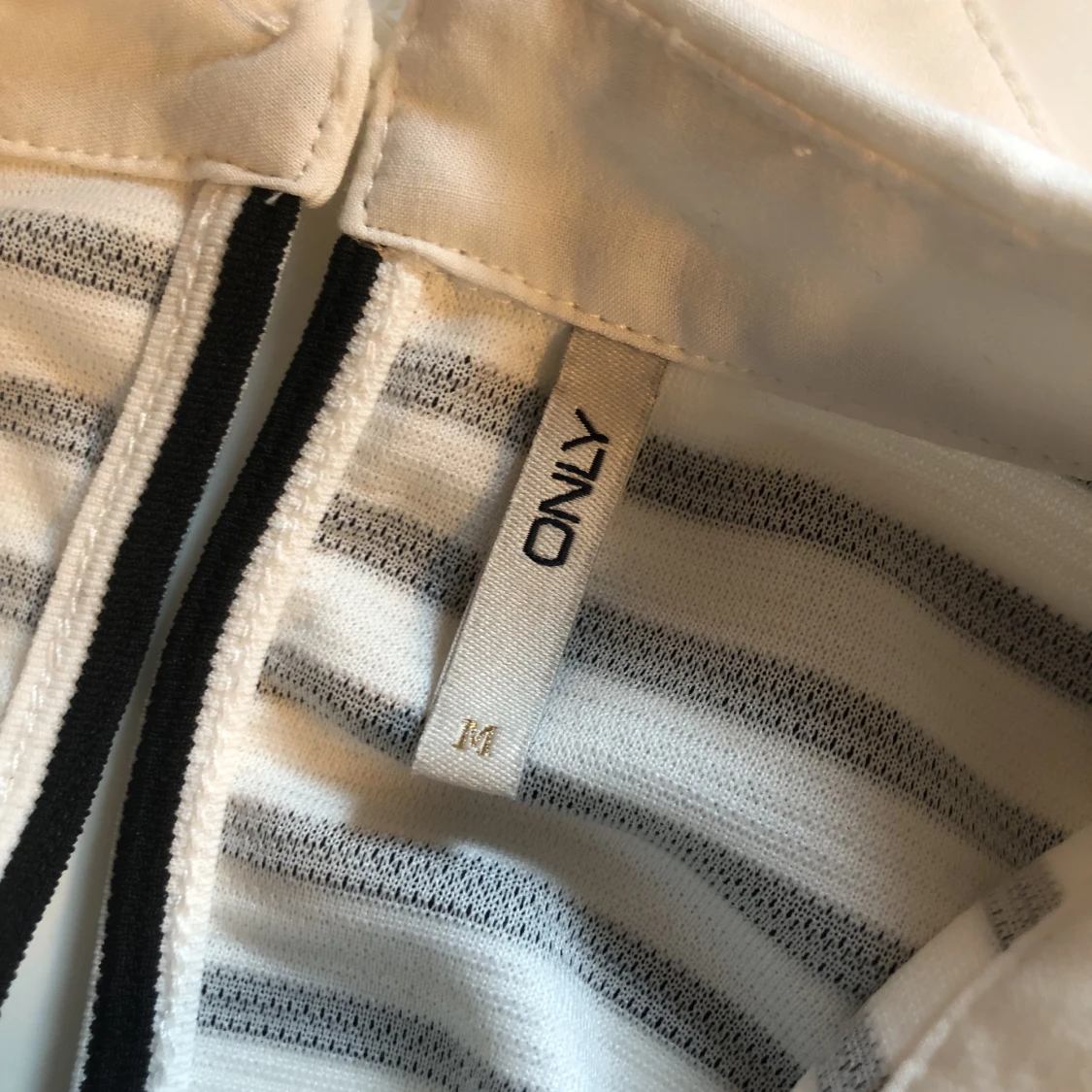 Randig topp med skjortkrage - 91