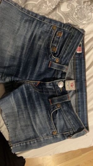 true religion shorts - säljer dessa true religion shorts i storlek 25💕 Jag är 167cm och på mig passar de bra. De är lågmidjade. Skriv för fler bilder💕