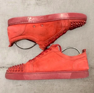 Louboutins  - Christian Louboutin Spike Sneaker Red Storlek 43 Skick: 8/10 Pris: 2400kr