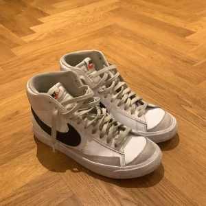 Nike blazers - Bara använda ett par få gånger, skosnörena behövs tvättas så ser dem som nya ut!
