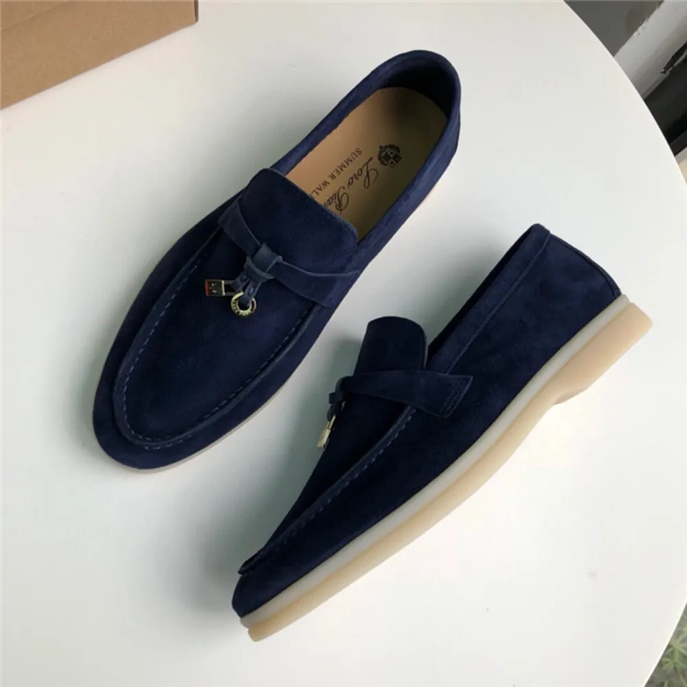 Grymt snygga och Trendiga Loro Piana dam loafers, använda endast en gång, de är lite för stora för mig, storlek 38, Mocka läder, mörkblåa. i absolut nyskick. Kommer med original skoväska. Buda 🫶🏼Orginal pris runt 9000kr. Skor.