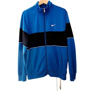 Nike Vintage - Track jacket i storlek L - Nike Vintage - Track Jacket i royal Blue/Vintage 90-tal - Väldigt bra skick utan några som helst anmärkningar. Storleken är Large. Skriv om ni undrar något mer :)  Mått axel till tröjans slut är 69cm Mått axel till ärmens slut är 69cm