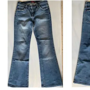 INTRESSEKOLL!! på mina lågmidjade Bootcut jeans från Blue Cult! Säljer dem eftersom de är försmå för mig. Skulle säga att de skulle passa typ jeansstorlek 24.💕De är endast använda 1 gång för länge sedan.