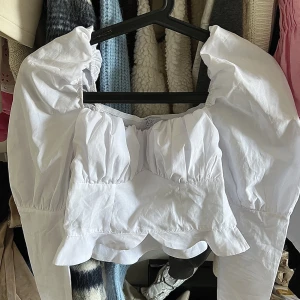 Korsettblus na-kd - Supersöt korsettliknande blus med volang detaljer & puffärmar från na-kd i strl 32 men passar även XS!💕 inga defekter!🤍 använd gärna köp nu!