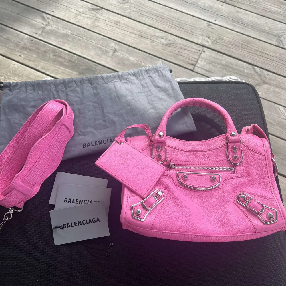 Balenciaga mini city i fint skick! Gamla modellen som inte säljs längre i superfin rosa färg. Köpt på vestiarie.🌸. Väskor.