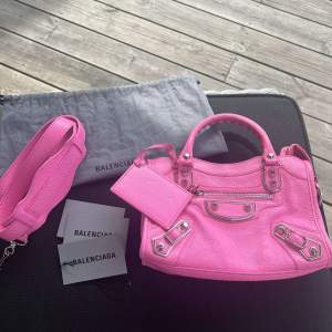 Balenciaga mini city i fint skick! Gamla modellen som inte säljs längre i superfin rosa färg. Köpt på vestiarie.🌸