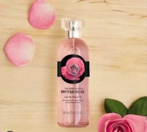 Body mist - En body mist( Eau de toilette) från the body shop. Den är använd (kolla på bilderna)  men finns fortfarande mycket kvar. Hör av er om ni har frågor💗 köparen står för frakten!✨