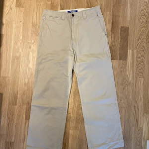 Junya Watanabe Chinos, 2013, loose - Ett par Junya Watanabe Chinos från 2013. Har en väldigt straight passform, i bra strukturerat material. Lite preppy.   I bra skick, har några små små fläckar längs benen. Annars väldigt fräscha.  Storlek M, sitter TTS och lite cropped.  