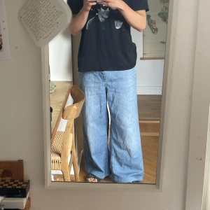 Tommy Hilfiger wide leg jeans - Sköna Tommy Hilfiger jeans utan defekter använda 3 gånger. Ursprungligen en dammodell men passar perfekt på grabbar som vill ha en bredare fit. Nypris 1500