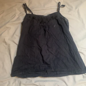 Fint linne med detaljer - Nu säljer jag ett linne med små fina detaljer uppe vid bröstet!💛