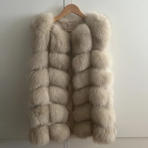 Päls väst  - Äkta rävpäls väst från garoff. Storlek M fast sitter som S. Använd fåtal gånger 🫶🏽