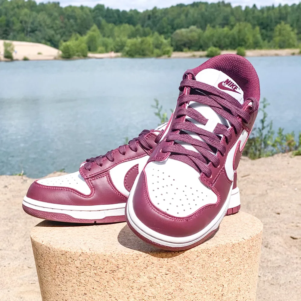 Skick: nyskick använda en gång Snygga skor inför sommaren med jättesnygg vinröd färg. Skorna är legitcheckade men har ej kvitto. ❌Box  Pris kan diskuteras. Skor.