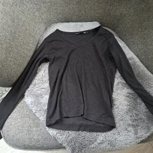 Fin långarmad tröja  - Fin långarmad tröja från lager 157 är väldigt hårtig men det tas självklart bort inte det fraktas Nypris 150kr