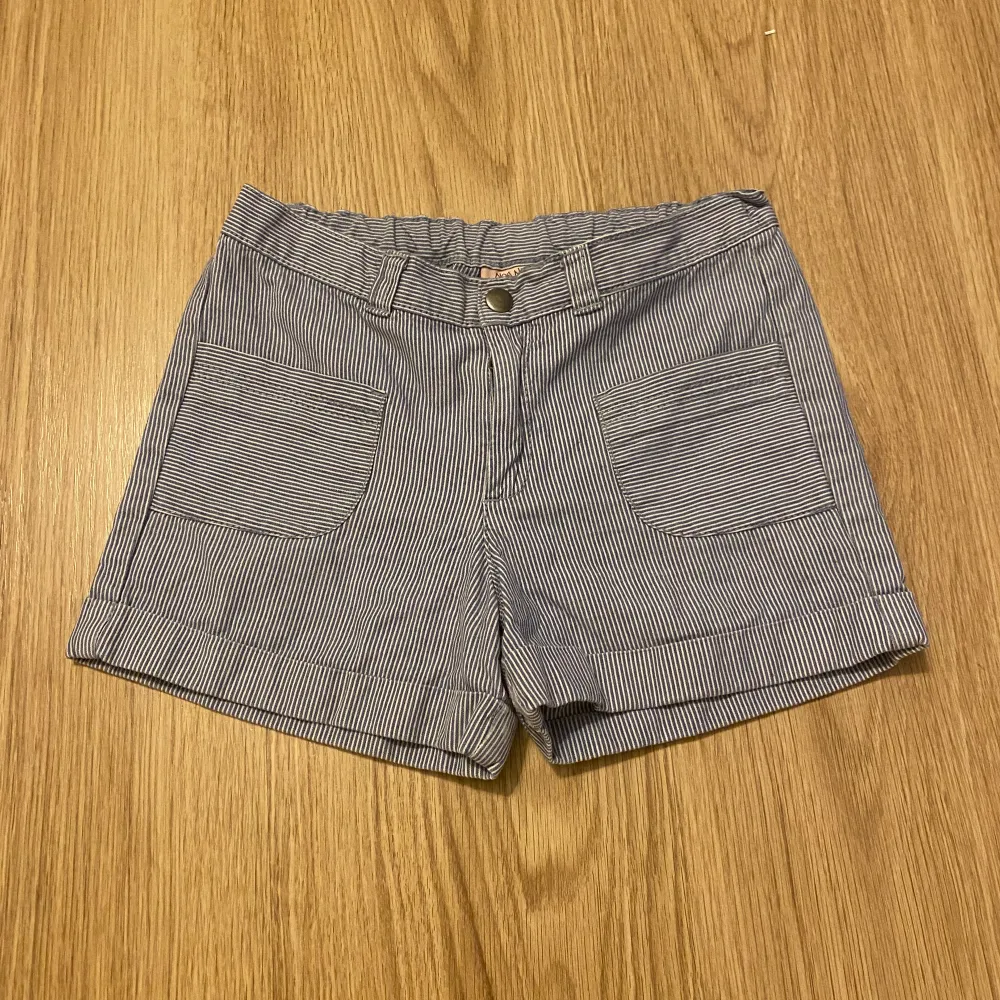 Super söta shorts i blått och vitt randigt motiv. Storlek 146 från noa noa.. Shorts.