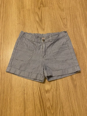 Shorts  - Super söta shorts i blått och vitt randigt motiv. Storlek 146 från noa noa.