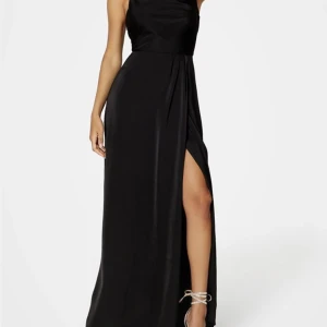 Balklänning  - Ej använd och lappen finns kvar. Slits. Säljer den då den inte kom till användning. Bilderna är från original hemsidan