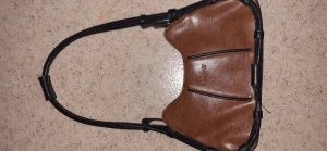 Brun handväsk - Brun handväska, med många fack, pris kan diskuteras