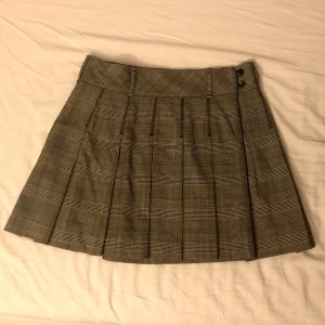 Plisserad kjol, Marc O’Polo - En brun, plisserad kjol ifrån Marc O’Polo, i 8/10 skick. Knapparna på insidan har börjat lossna. Säljer den då det är dags för mig att inse att den är för stor🥲