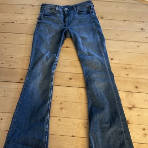 Jeans - Super sköna o sitter bra överallt, perfekt längd för mkg som är 170. Har endast provat dem o sen har de bara legat i garderoben 