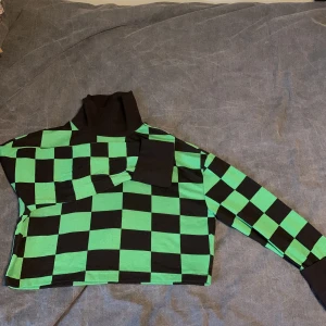 Långärmad tröja - Cool långärmad tröja från Gina! Skönt mjukt tyg och är lite croppad i midjan. 