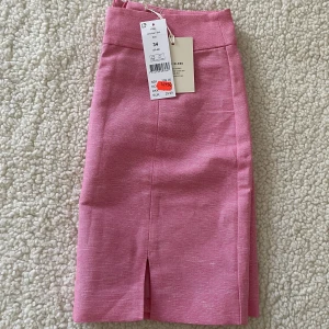 Linnekjol - Rosa Linnekjol med slits fram från Ginatricot. Prislapp finns kvar🌸