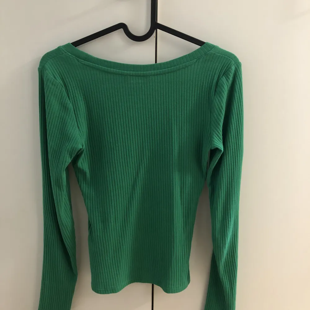 En grön tunn tröja köpt från Monki och använt 1 gång. Den sitter tight och är jättefin☺️ Jag hittade en annan tröja och säljer därför denna. Precis som ny och nytvättad. Toppar.