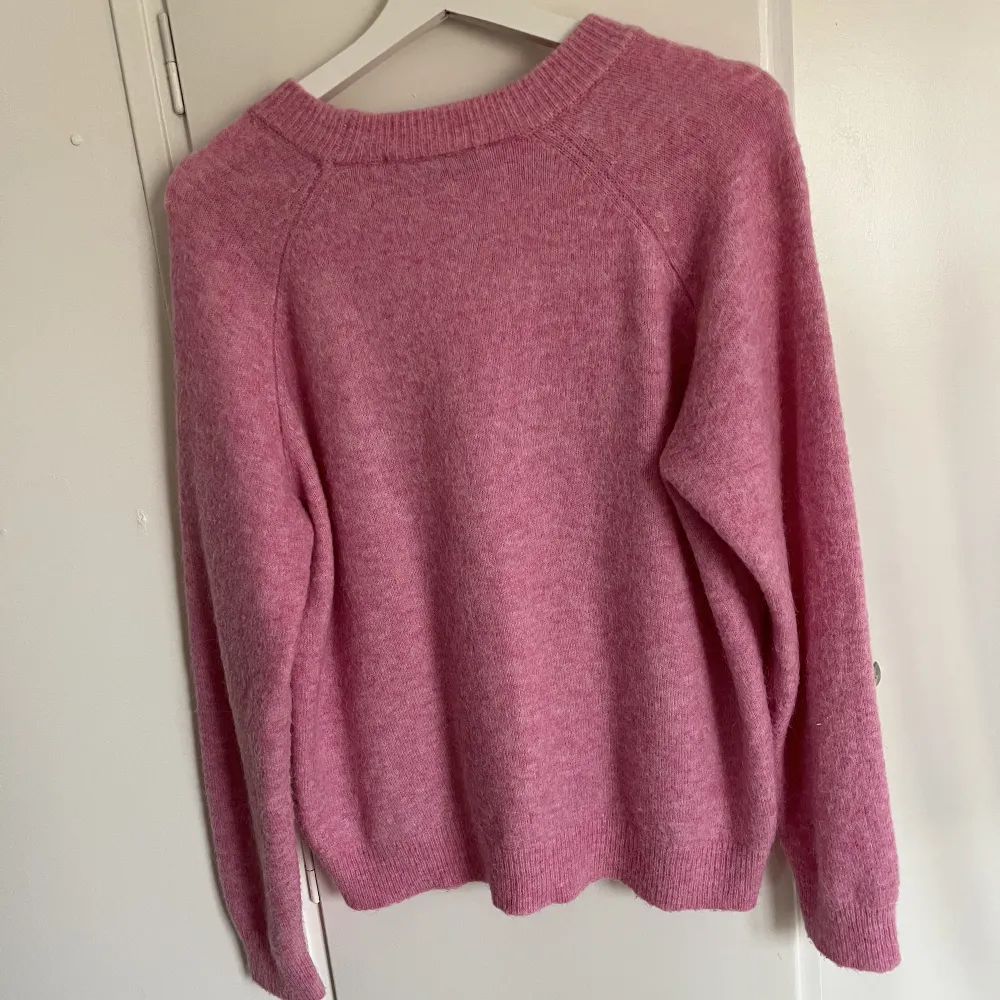 Intressekoll på denna populära rosa stickade tröja från zara. Använd ett fåtal gånger så den är i väldigt fint skick💞✨. Stickat.