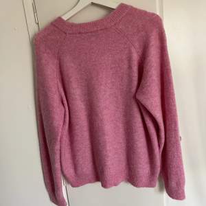 Intressekoll på denna populära rosa stickade tröja från zara. Använd ett fåtal gånger så den är i väldigt fint skick💞✨