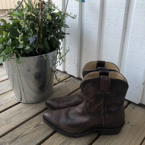 Cowboyboots - Handgjorda cowboyboots från märket Frye i äkta läder. Endast använda en gång och är i väldigt fint skick. Inköpspris 3000 kr ☺️