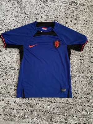 Nederländska fotbolls tröja - Nederländska fotbolls tröja från 2022 världscupen storlek S men passar mera  som M