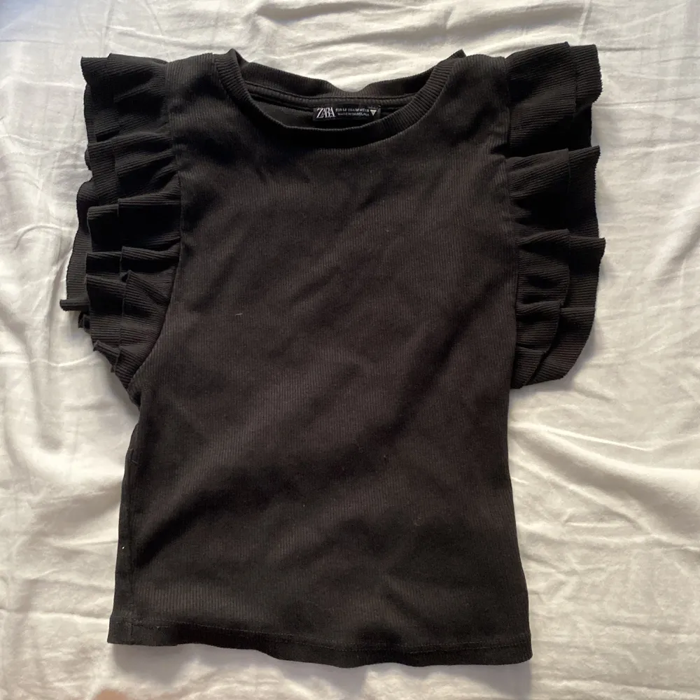Fin svart blus från Zara i stretchiga material 🥰är storlek M men skulle säga att den passar xs-m. Blusar.