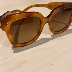 Chimi solglasögon havana 08 - Säljer mina välanvända Chimis havana 08 pga ska köpa nya. Dom saknar glasögon fodral, men postas VÄL förpackat😊. Defekter se sida 3 (repades upp minimalt (syns inte på)) kontakta för mer info 