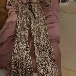 Leopard set - Säljer super skönt Gina tricot set i leopard mönster. Settet är i xs men passar även s. Super mjukt och skönt material men säljer för jag ej använder. Använd 1 gång så helt nytt skick! Säljer hela settet för 200 eller enskild sak för 150.