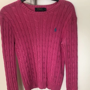 Ralph Lauren stickad sweater - Kabelstickad rosa tröja från Ralph Lauren. Varm och skön, ledig passform. 