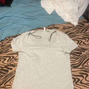 T-shirt - Ljusgrå t-shirt som knappt e använd. Tror den är i storlek M. 