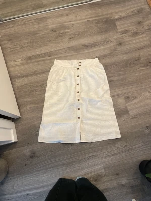 kjol - En super fin kjol från vero moda som tyvärr aldrig kommer till användning