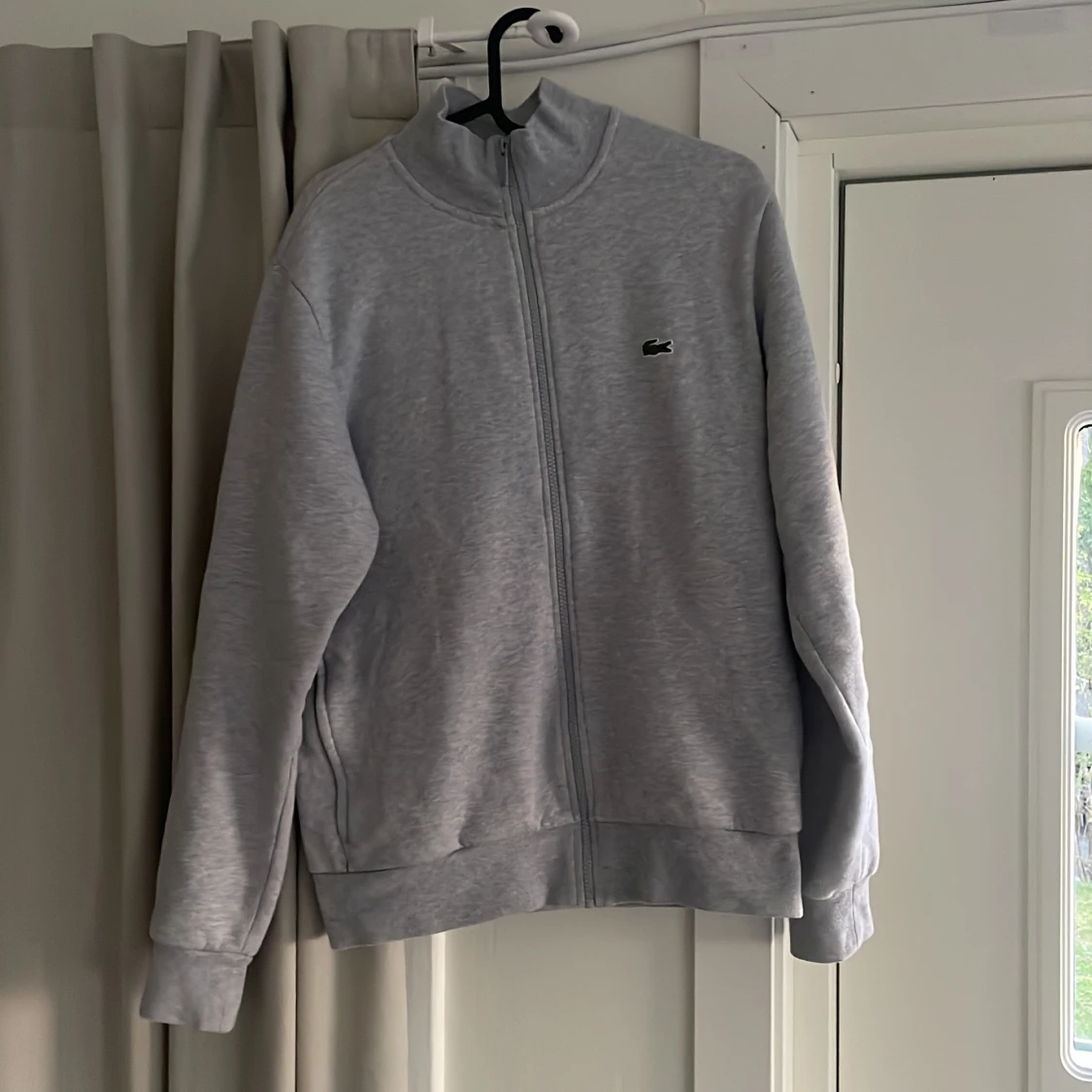 Grå Lacoste sweatshirt med dragkedja, strl M