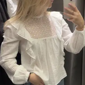 Säljer denna söta blus från Zara, passar perfekt nu på sommaren💞