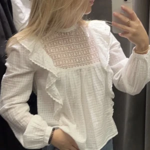 Vit blus - Säljer denna söta blus från Zara, passar perfekt nu på sommaren💞