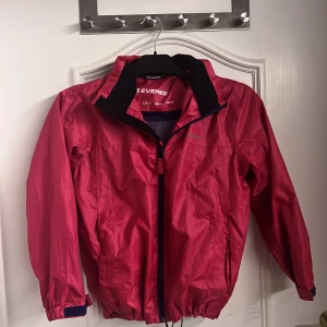 Vind jacka  - En rosa vind jacka som är använd men i bra skick från Everest. 