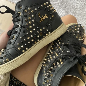 Louboutin skor - Säljer mina älskade älskade loubs! Som jag använt dessa skor, ändå är dom i så pass bra skick! 😻har äkthetsbevis såklart och två extra guldiga spikar, hör av er om ni vill ha bilder när dom är tvättade eller om andra frågor ❤️