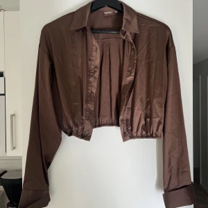 BIANCA skjorta  - Skjorta som slutar ovanför naveln från biancas kollektion med Nelly.com  Storlek 38 (S/M) 