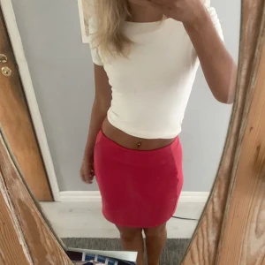 Rosa kjol - Helt ny endast testad! Väldigt bekväm och töjbar. Litet slit på sidan💖