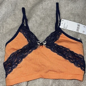 Spetstopp Urban Outfitters  - SpetsTopp från Urban Outfitters med prislappen kvar!💕 supersöta detaljer & i strl S🥺använd gärna köp nu!🤍