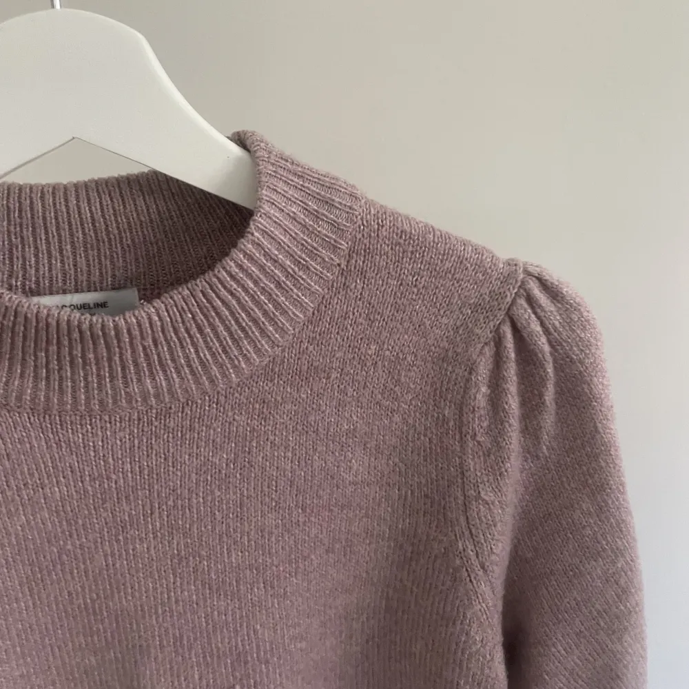 Säljer denna rosa/lila stickade tröjan ifrån vila 💓💞 strl m, 150 kr + frakt, skriv vid intresse 🌺🌺. Stickat.
